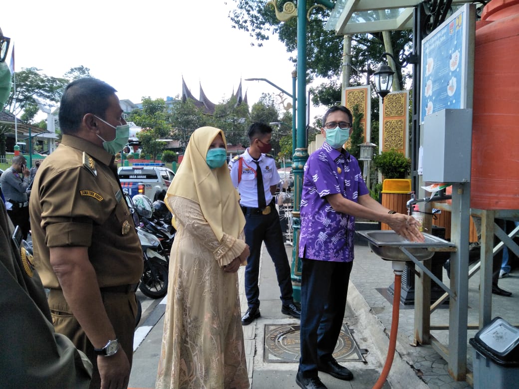 Gubernur Irwan Prayitno mengapresiasi kerja keras dan komintmen dari Kota Bukittinggi. 
